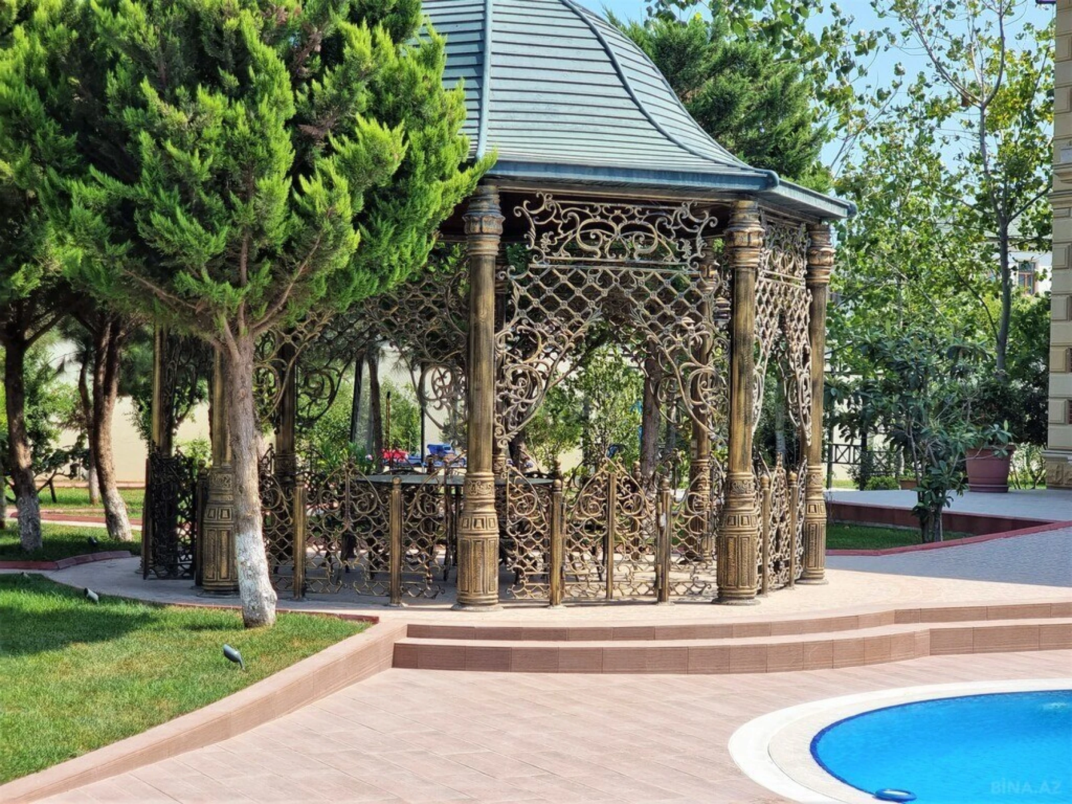 Satılır 8 otaqlı həyət evi 700 m²