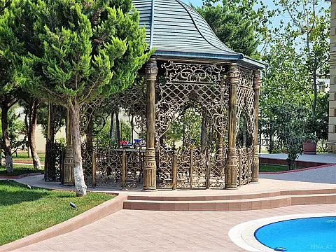 Satılır 8 otaqlı həyət evi 700 m²