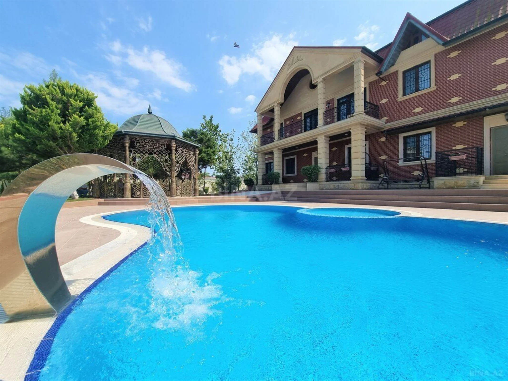 Satılır 8 otaqlı həyət evi 700 m²