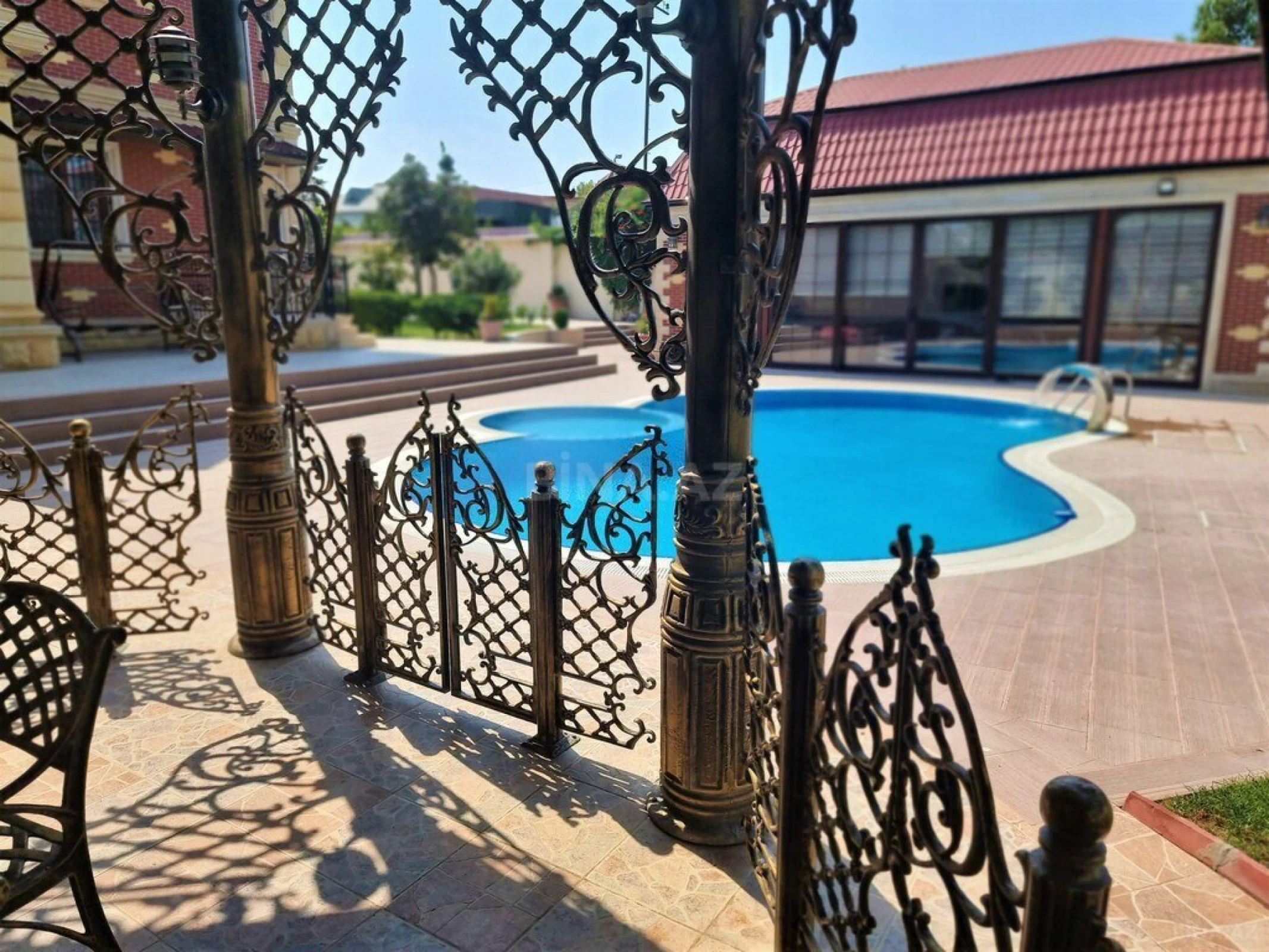 Satılır 8 otaqlı həyət evi 700 m²