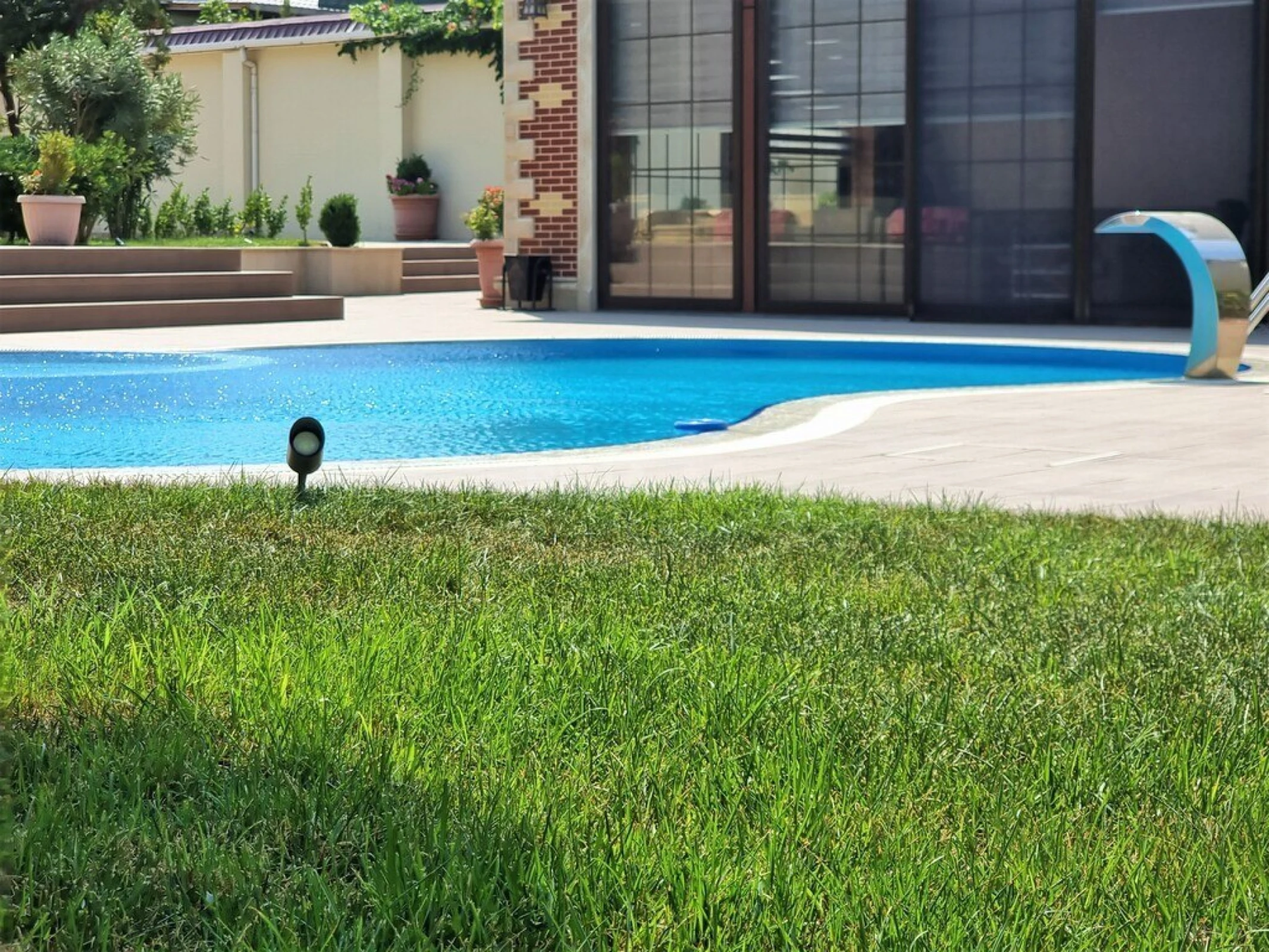 Satılır 8 otaqlı həyət evi 700 m²