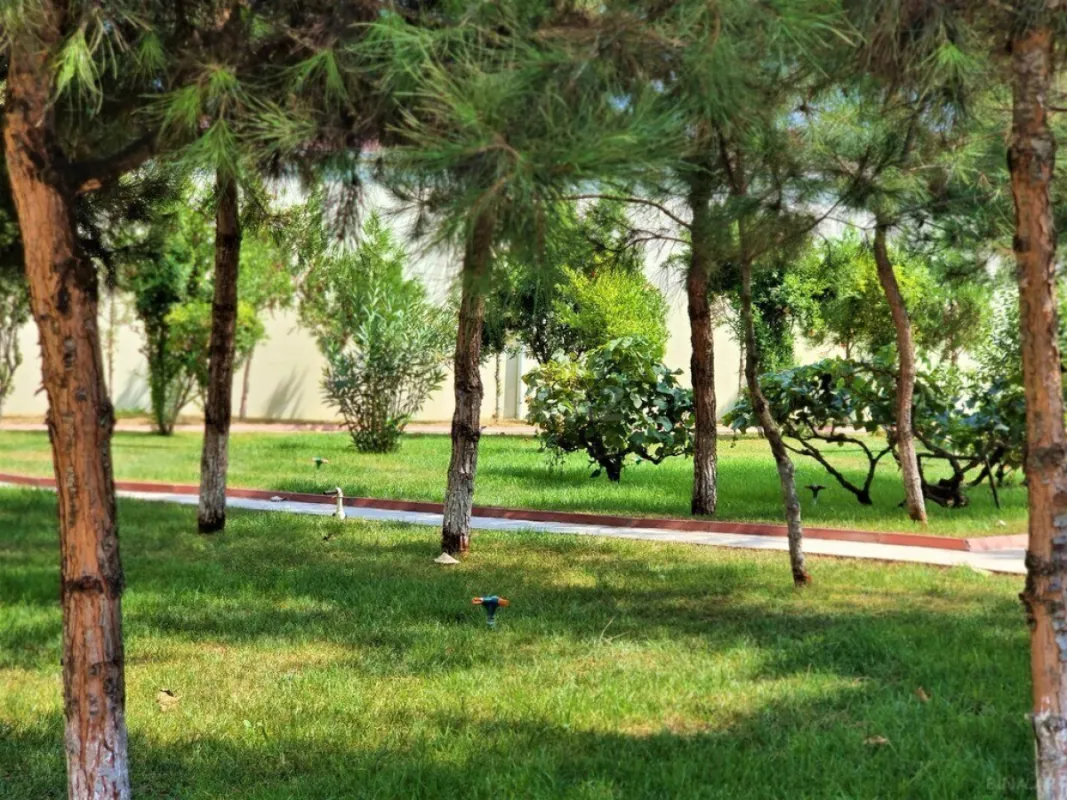 Satılır 8 otaqlı həyət evi 700 m²