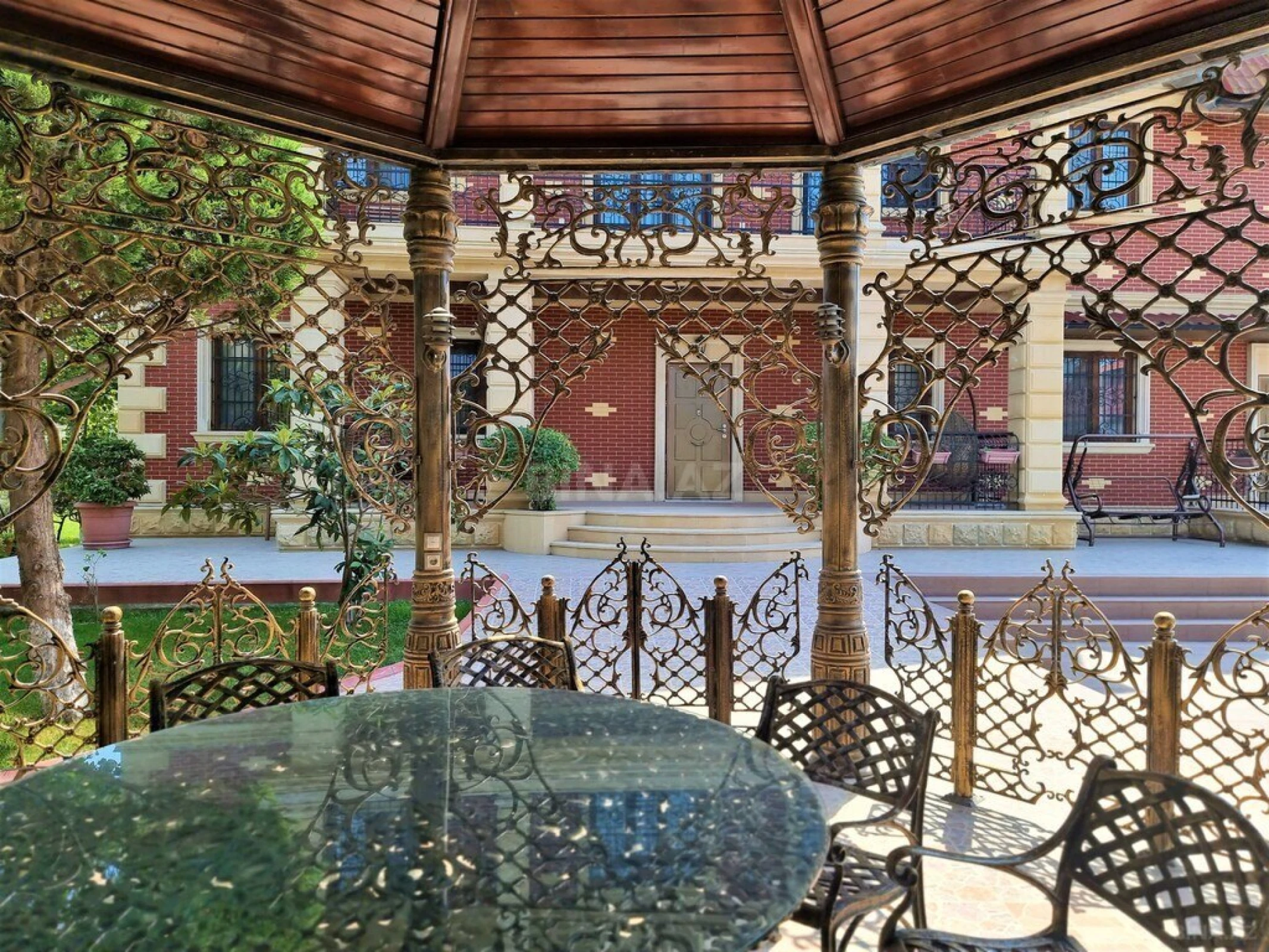 Satılır 8 otaqlı həyət evi 700 m²