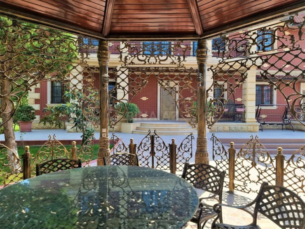 Satılır 8 otaqlı həyət evi 700 m²