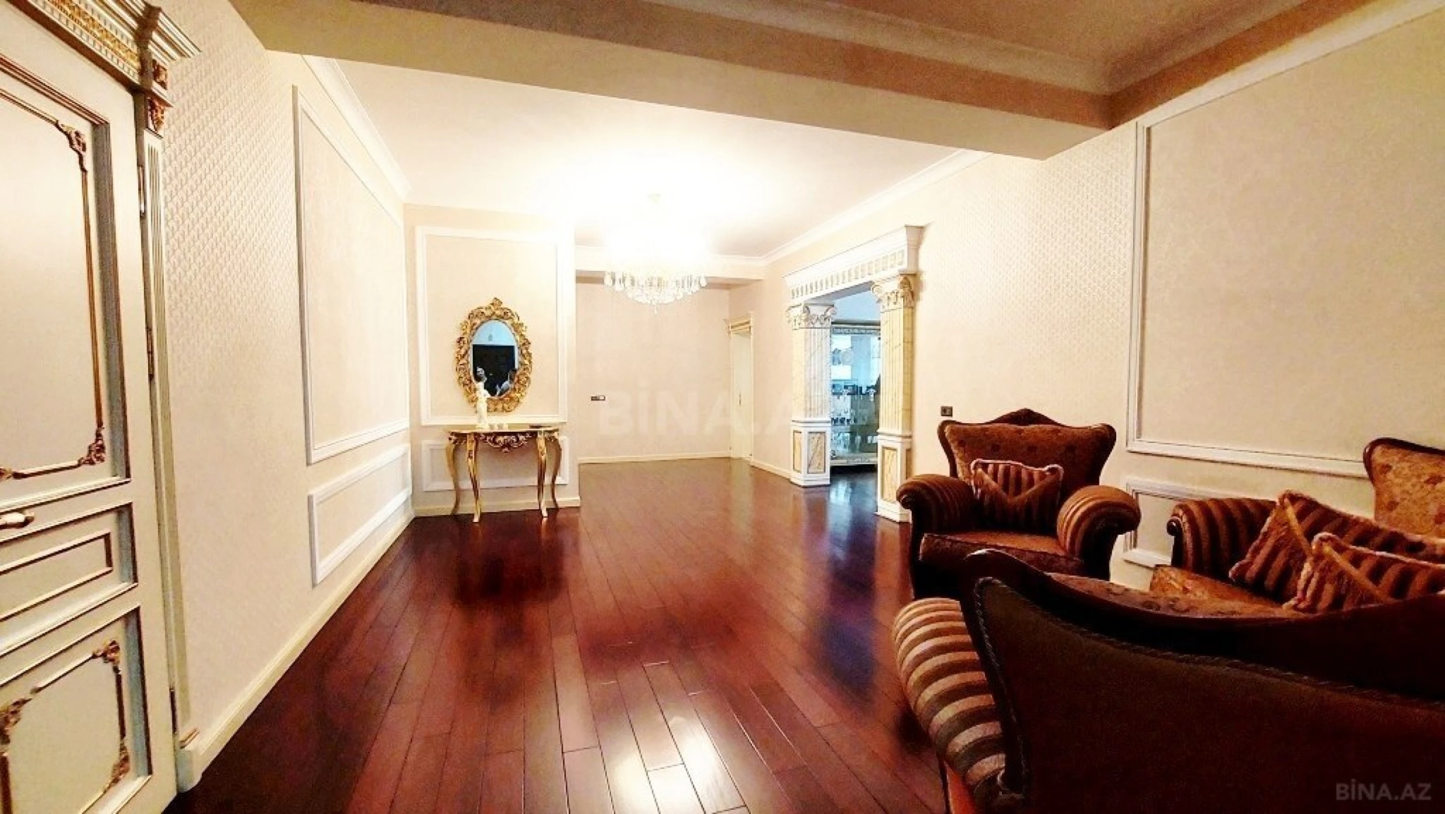 Satılır 4 otaqlı mənzil 242 m²