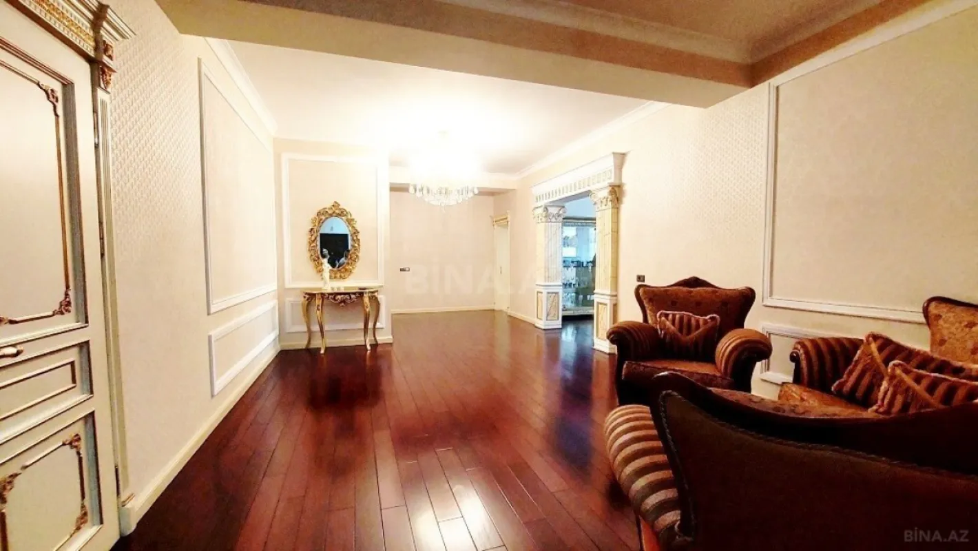 Satılır 4 otaqlı mənzil 242 m²