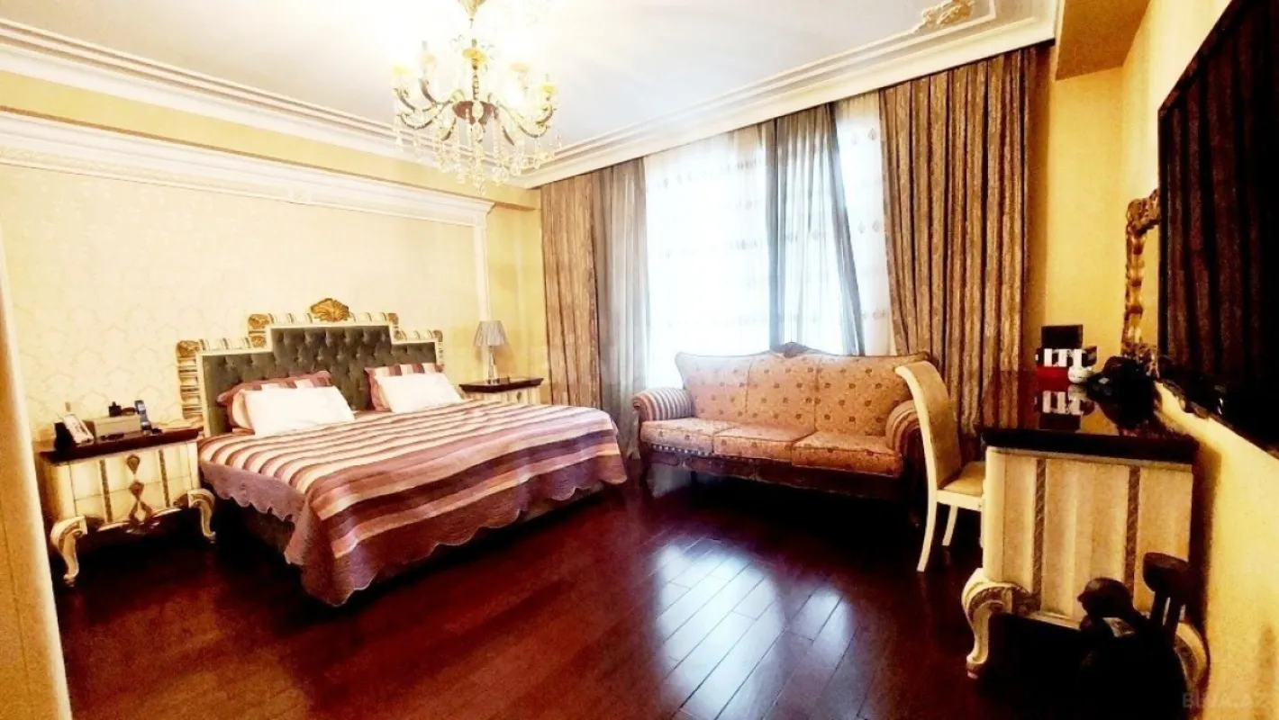 Satılır 4 otaqlı mənzil 242 m²