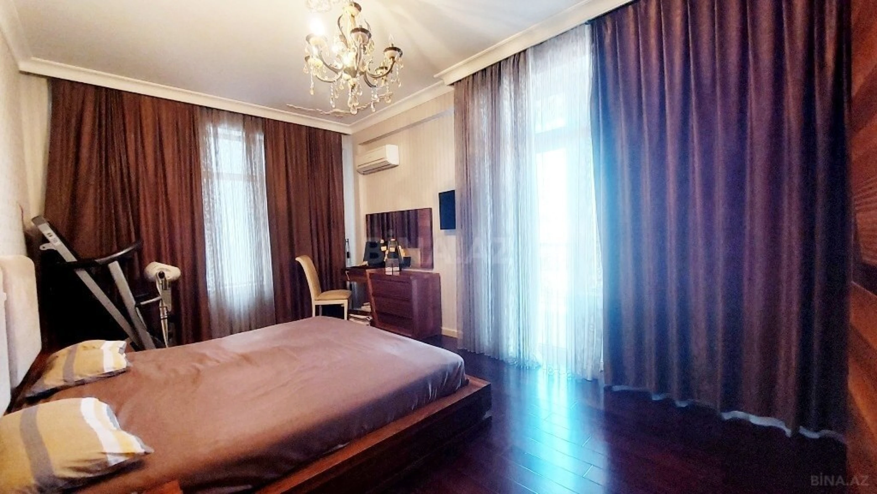 Satılır 4 otaqlı mənzil 242 m²