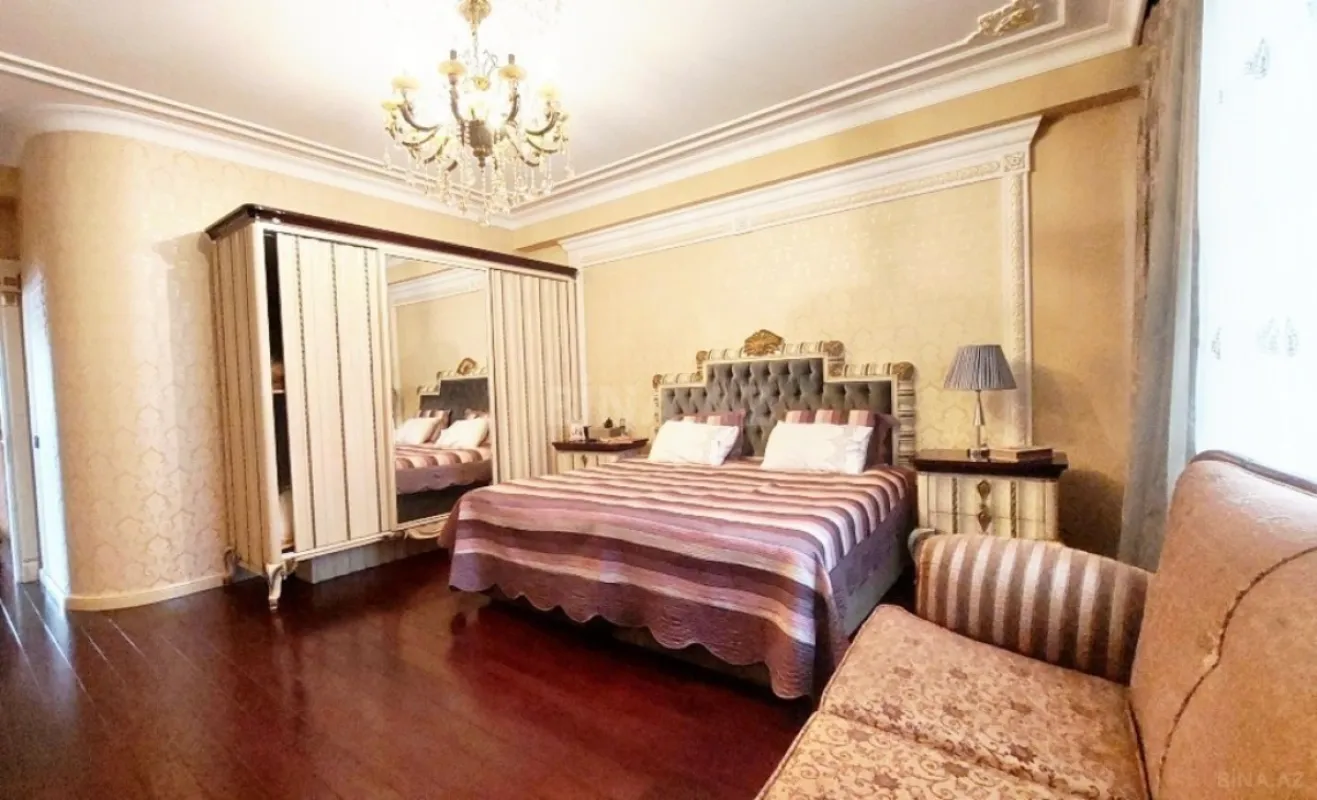 Satılır 4 otaqlı mənzil 242 m²