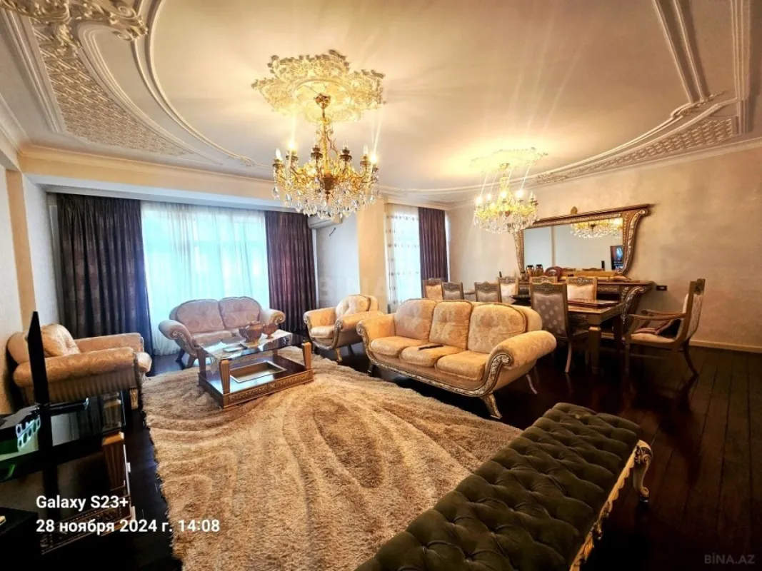 Satılır 4 otaqlı mənzil 242 m²