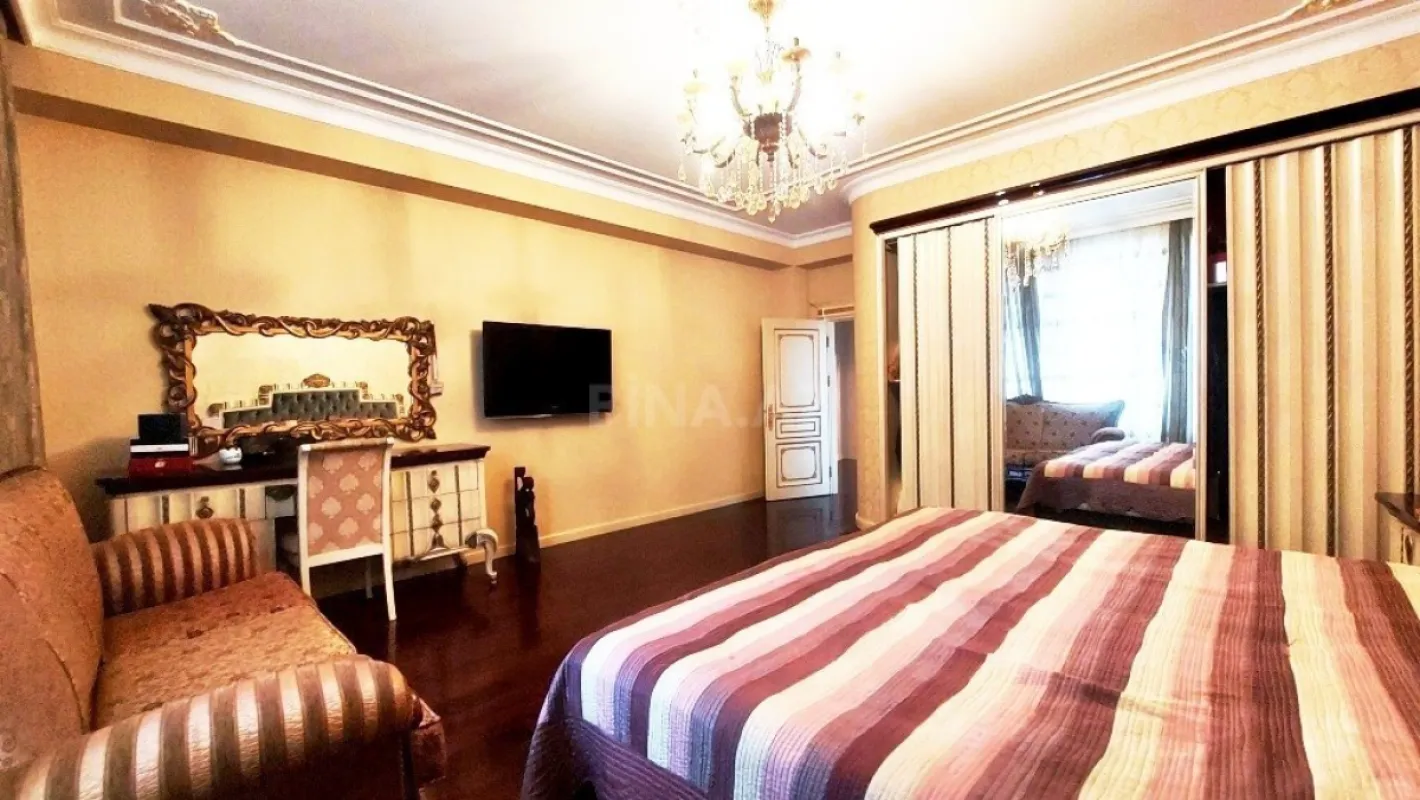 Satılır 4 otaqlı mənzil 242 m²