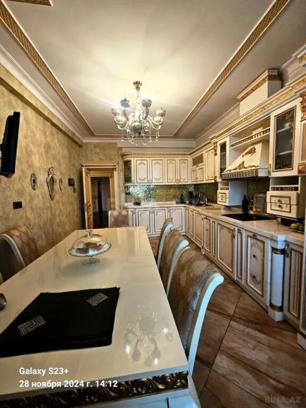 Satılır 4 otaqlı mənzil 242 m²