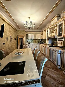 Satılır 4 otaqlı mənzil 242 m²