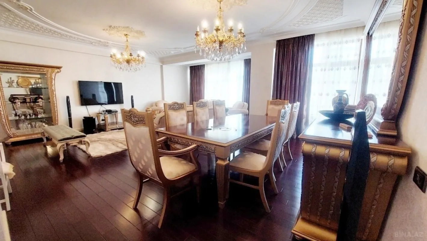 Satılır 4 otaqlı mənzil 242 m²