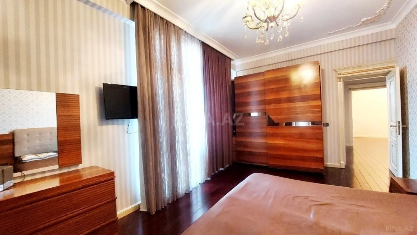 Satılır 4 otaqlı mənzil 242 m²