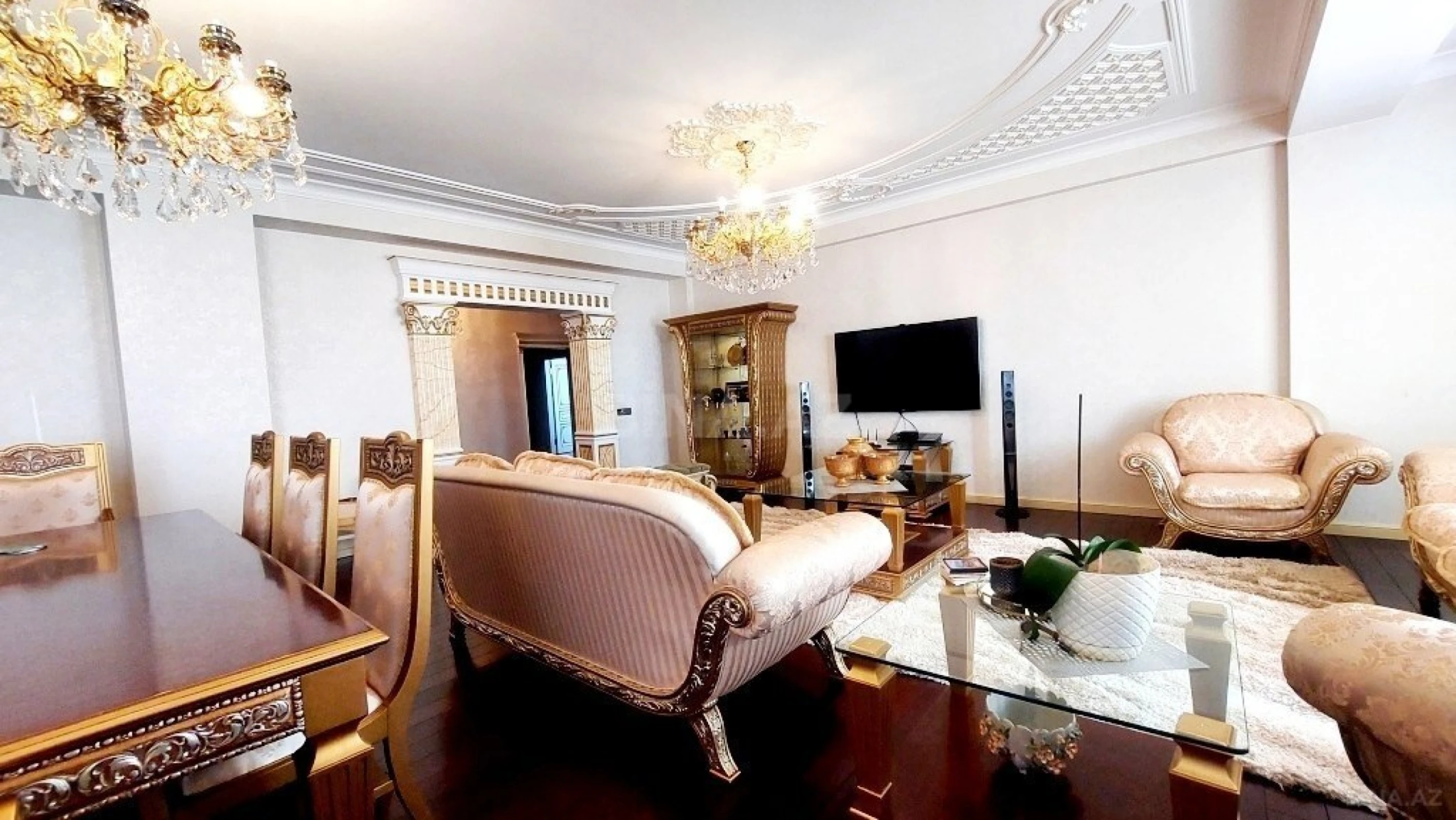 Satılır 4 otaqlı mənzil 242 m²