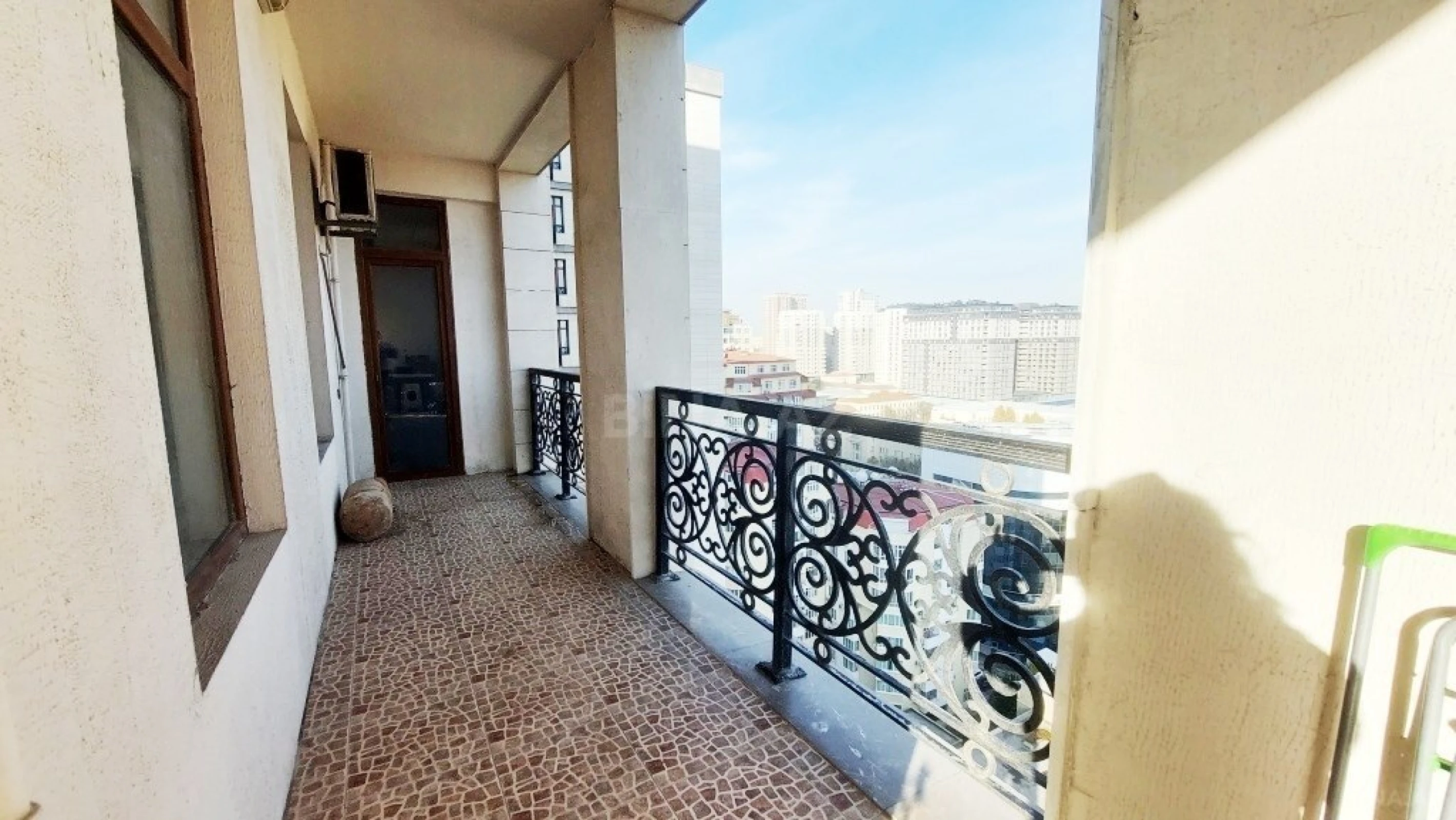 Satılır 4 otaqlı mənzil 242 m²