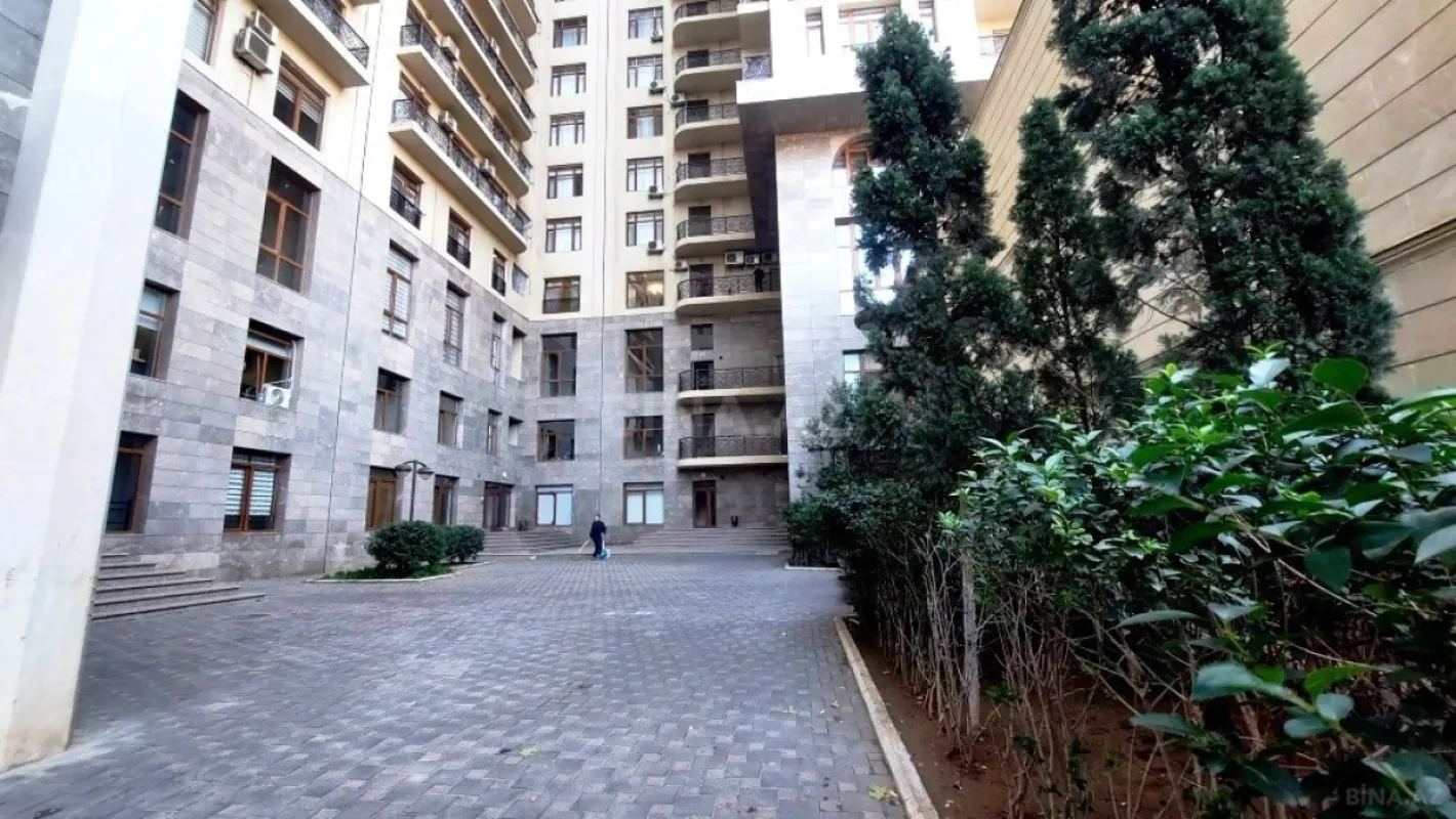 Satılır 4 otaqlı mənzil 242 m²