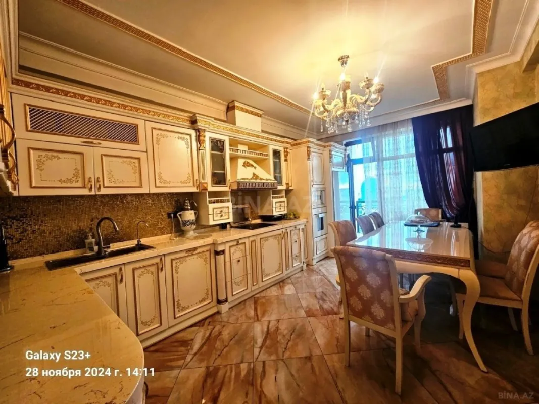 Satılır 4 otaqlı mənzil 242 m²