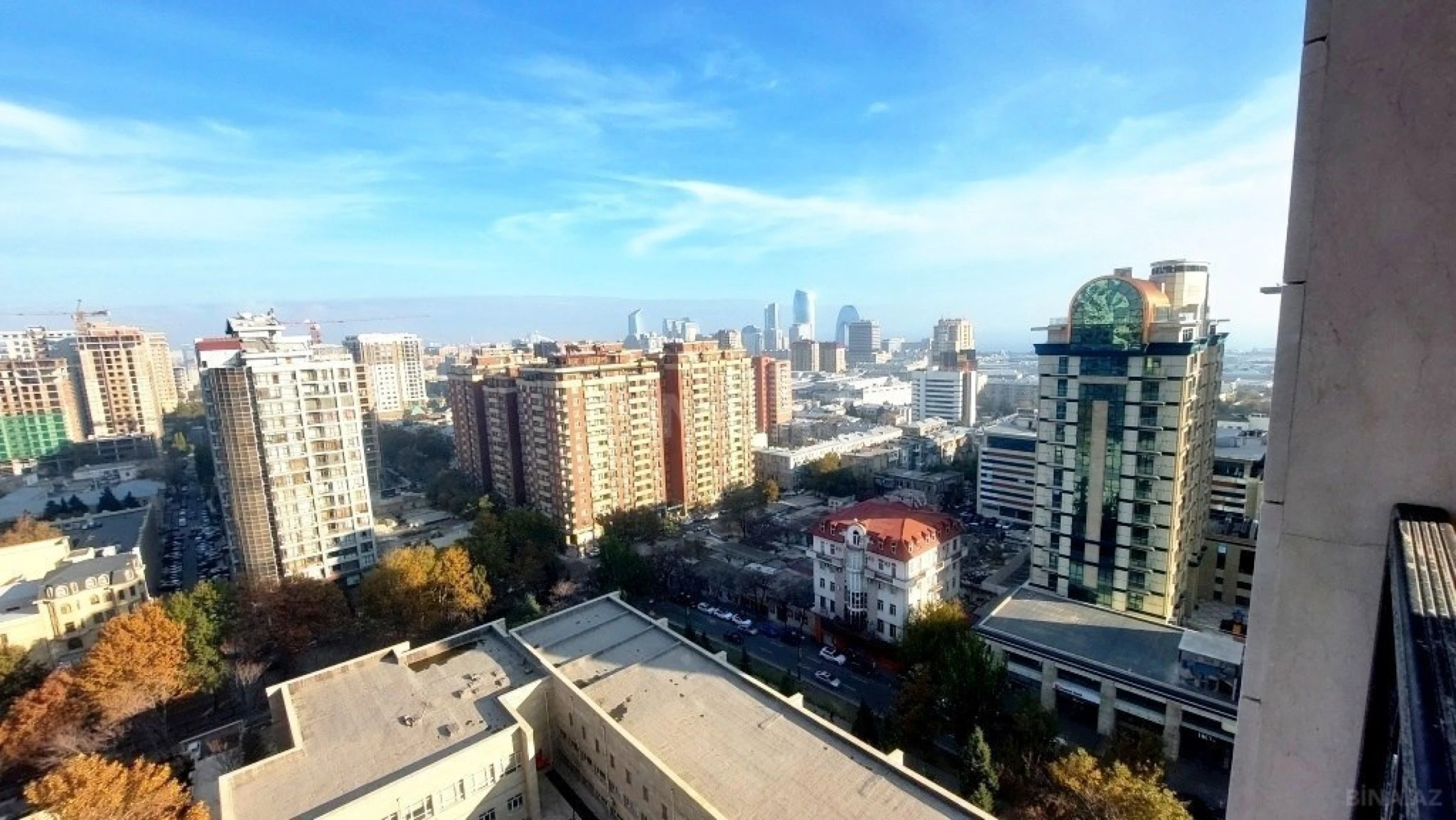 Satılır 4 otaqlı mənzil 242 m²