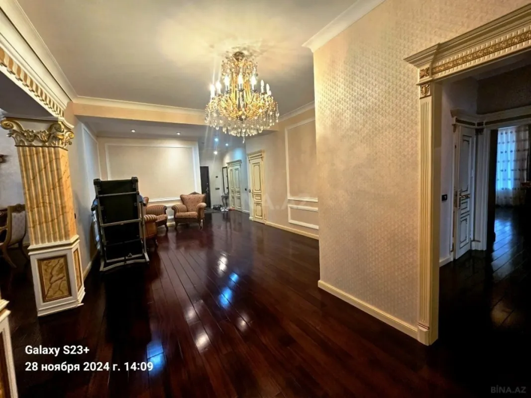 Satılır 4 otaqlı mənzil 242 m²