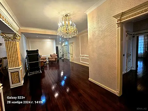 Satılır 4 otaqlı mənzil 242 m²