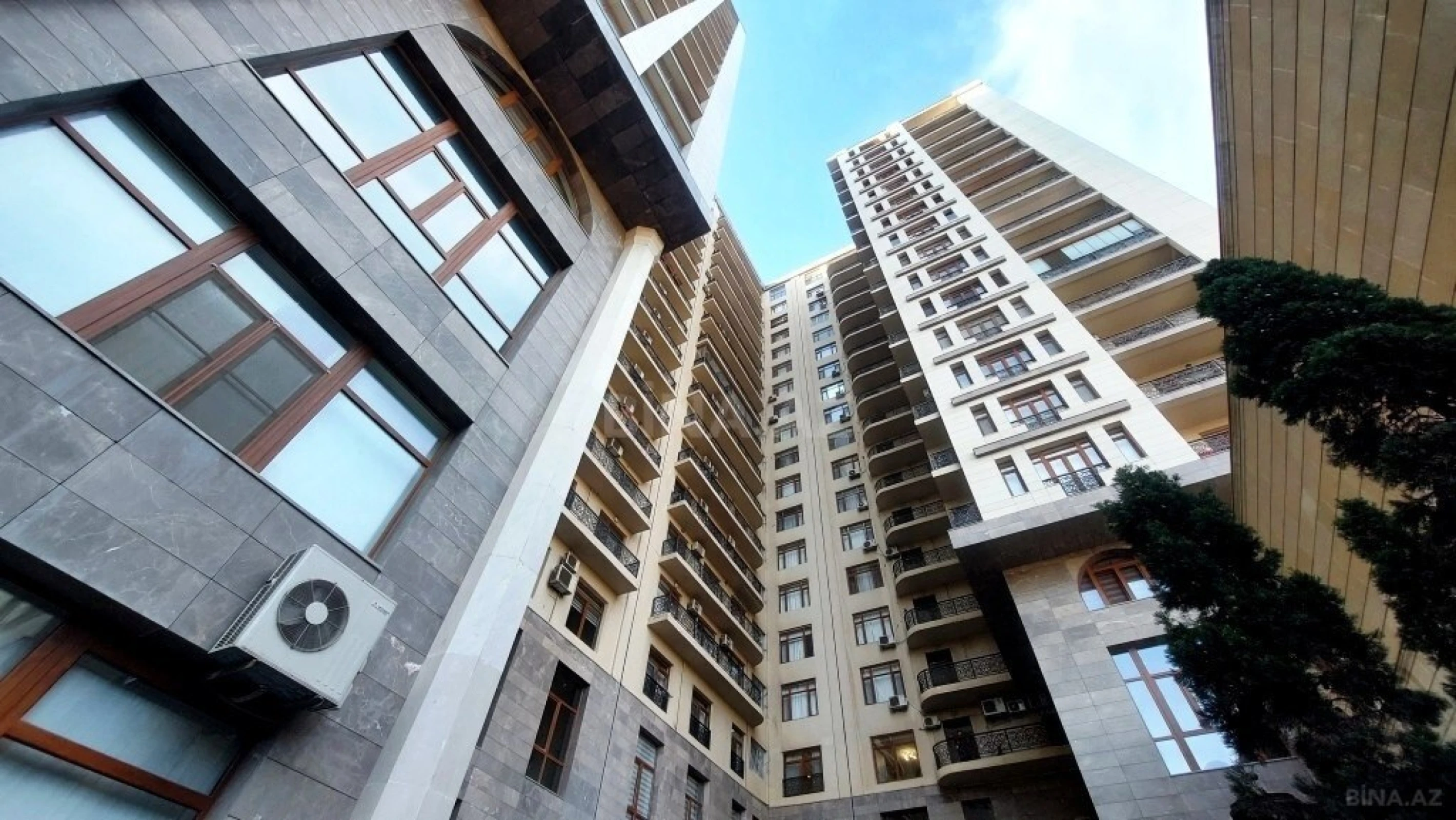 Satılır 4 otaqlı mənzil 242 m²