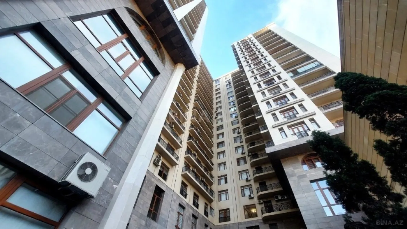 Satılır 4 otaqlı mənzil 242 m²