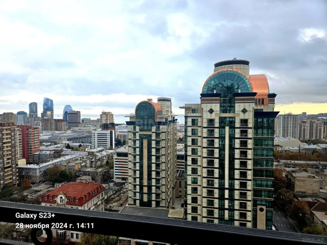 Satılır 4 otaqlı mənzil 242 m²