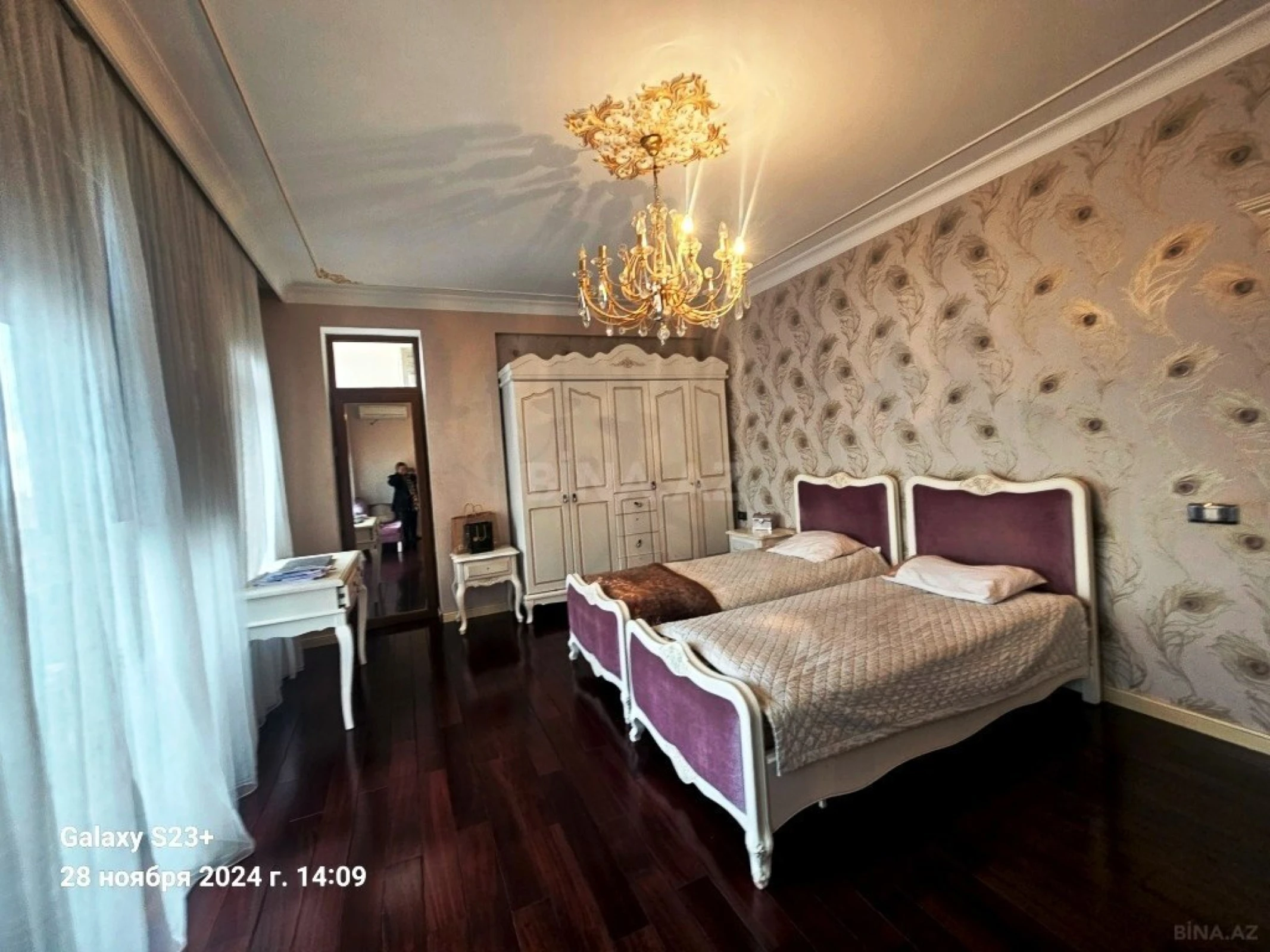 Satılır 4 otaqlı mənzil 242 m²