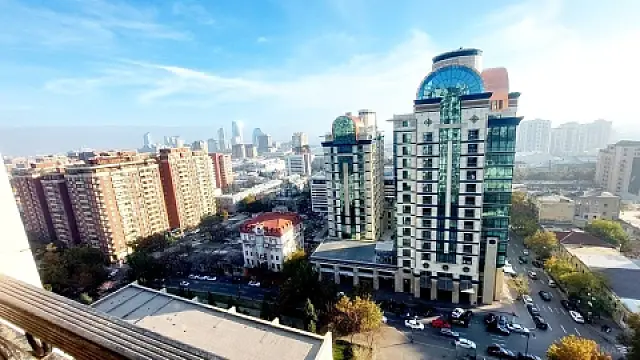 Satılır 4 otaqlı mənzil 242 m²