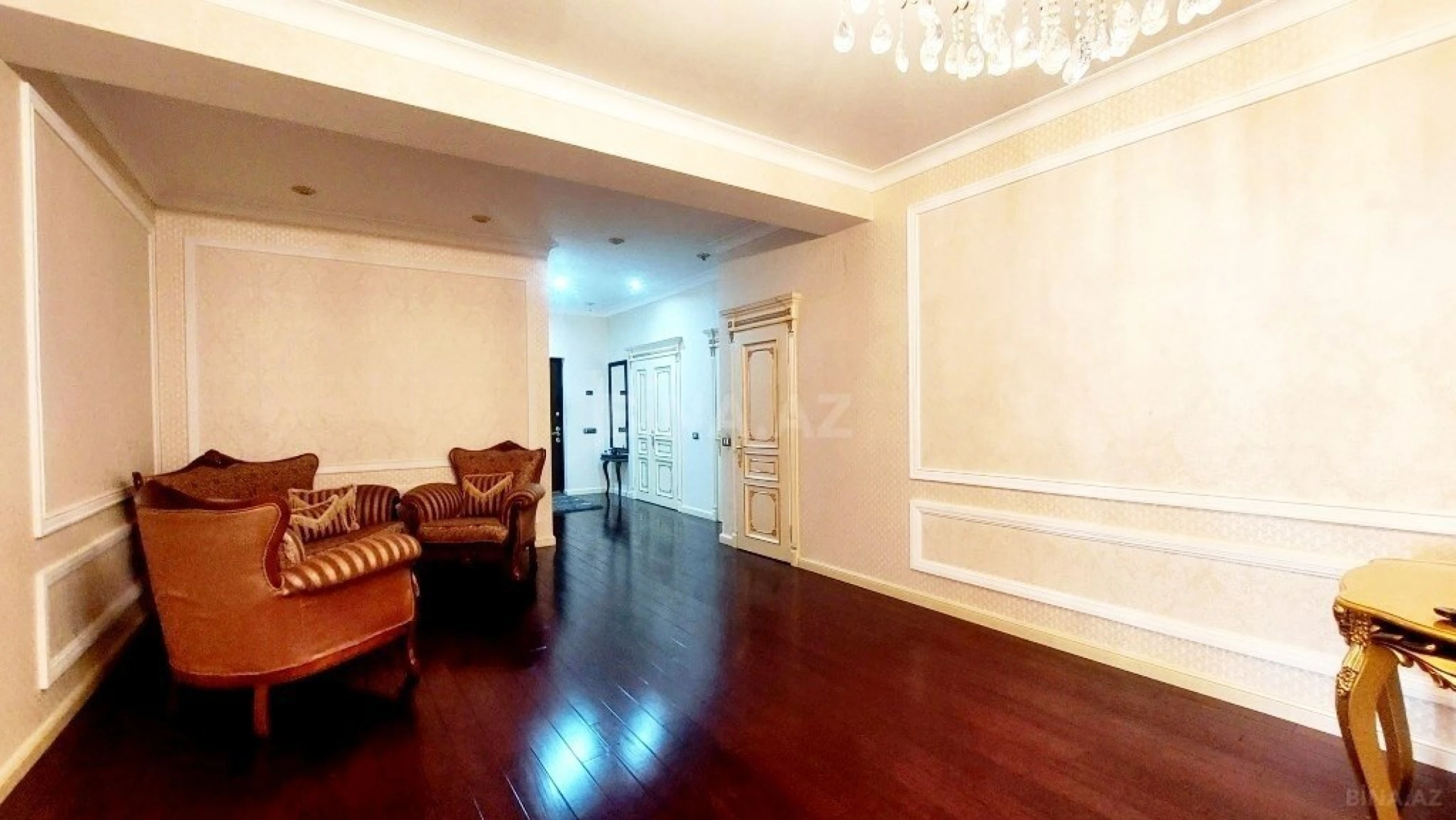 Satılır 4 otaqlı mənzil 242 m²