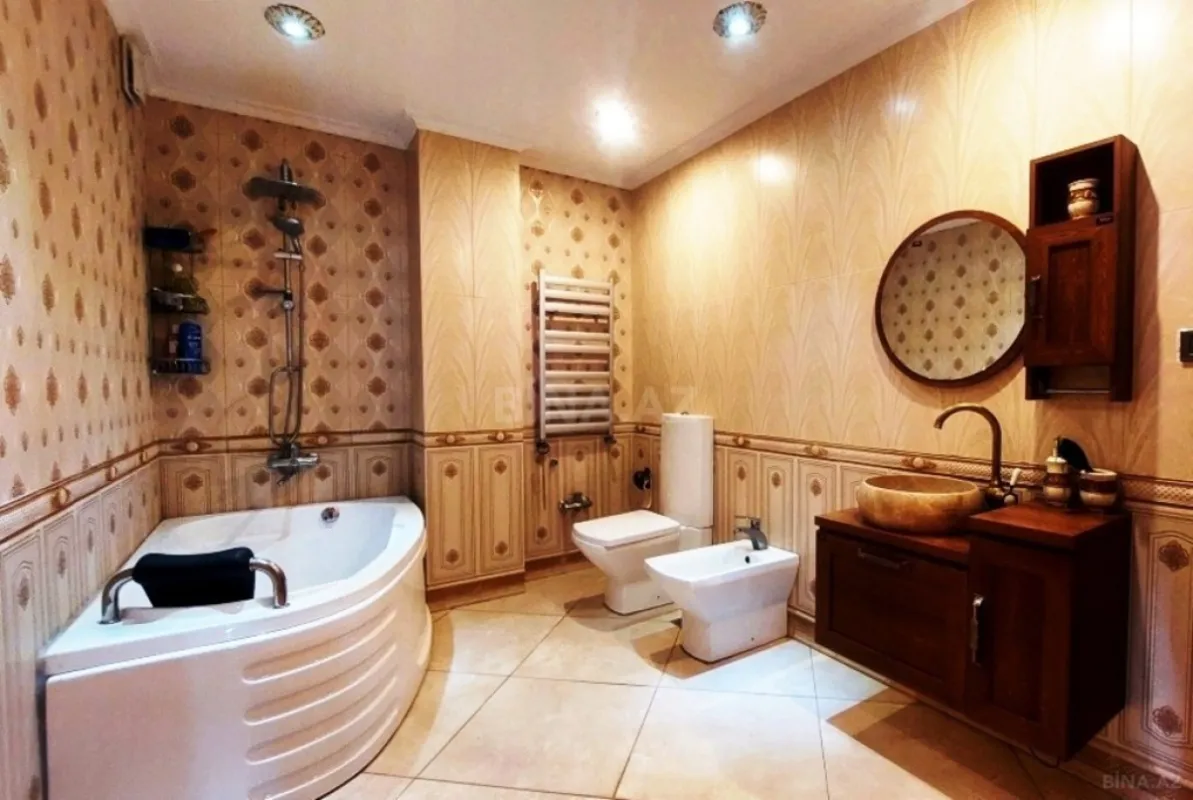 Satılır 4 otaqlı mənzil 242 m²