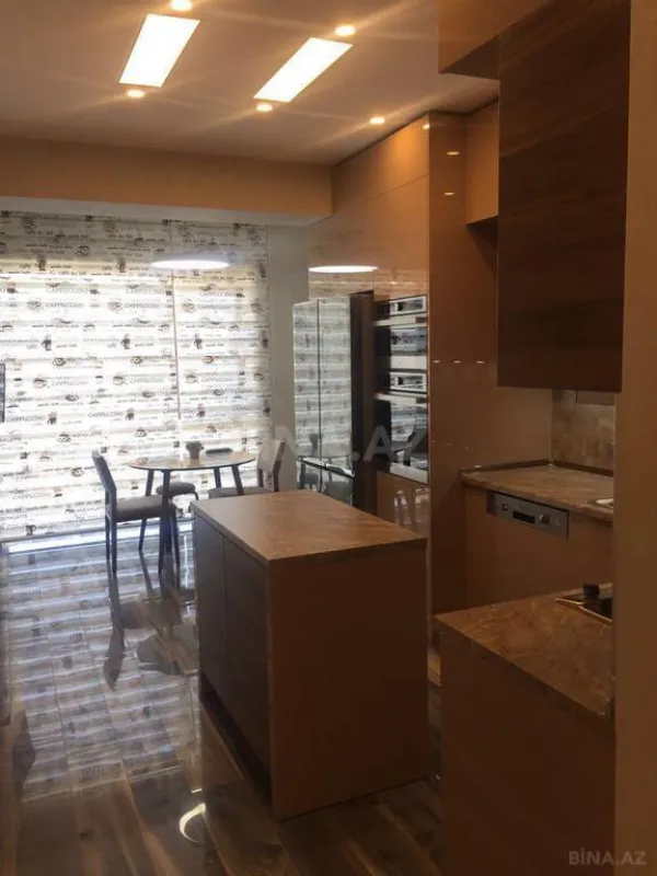 Satılır 4 otaqlı mənzil 181 m²