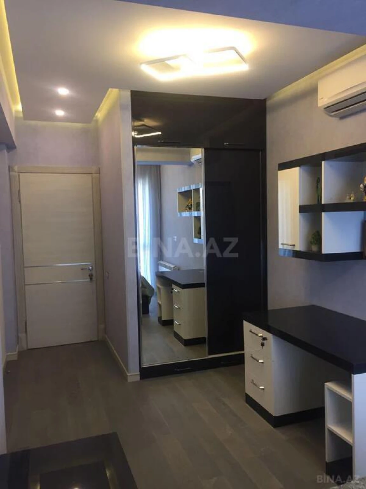 Satılır 4 otaqlı mənzil 181 m²