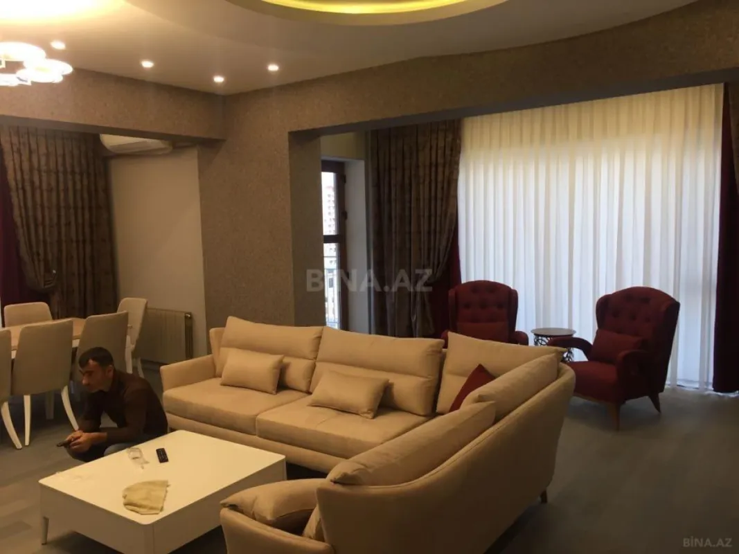 Satılır 4 otaqlı mənzil 181 m²