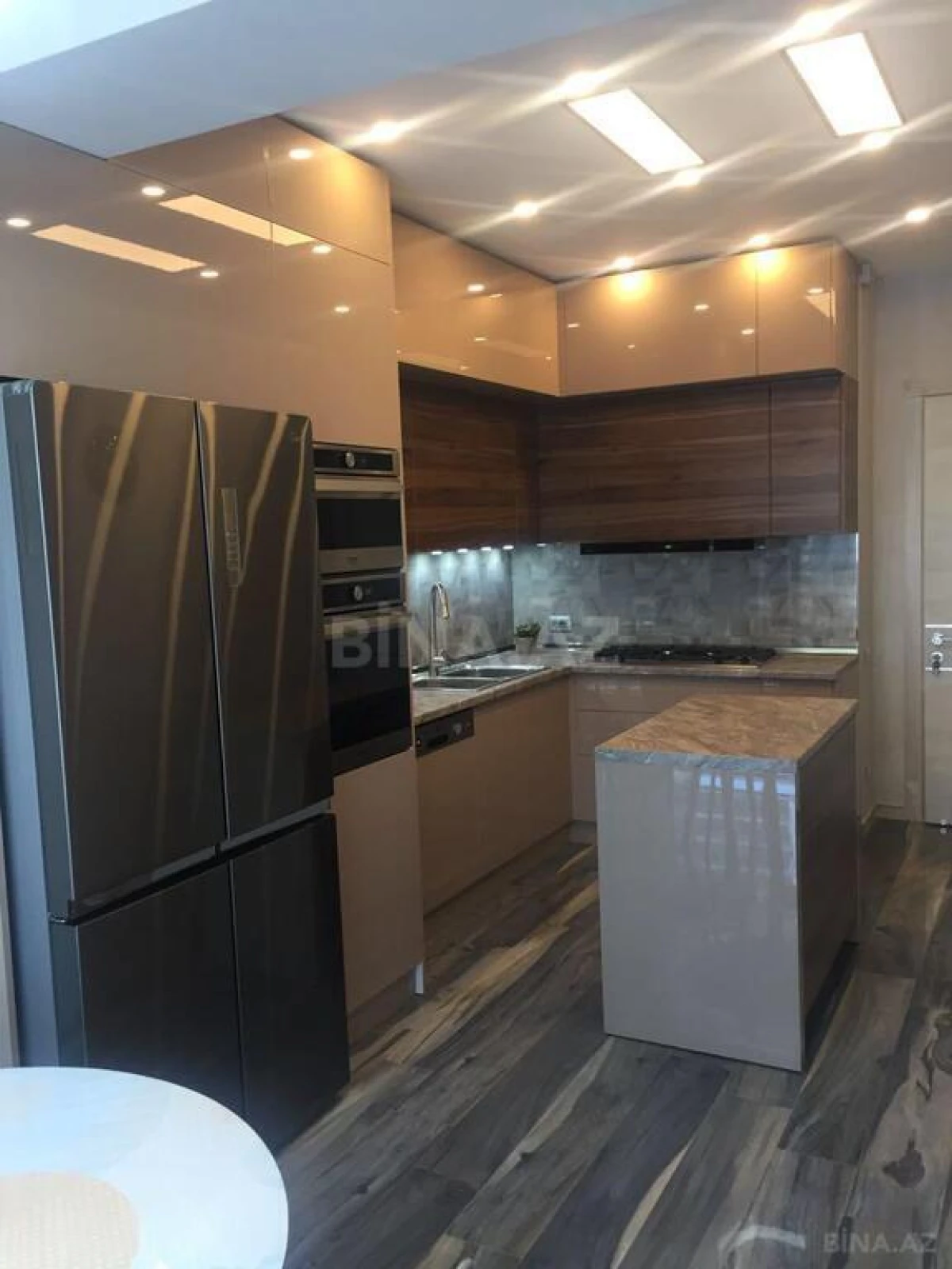 Satılır 4 otaqlı mənzil 181 m²