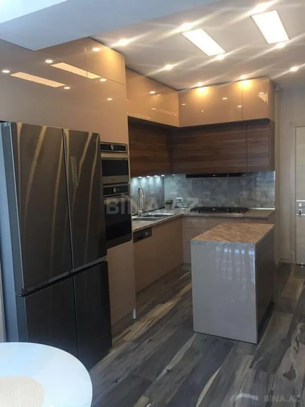 Satılır 4 otaqlı mənzil 181 m²