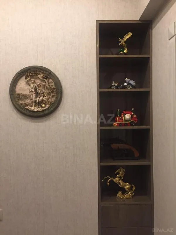 Satılır 4 otaqlı mənzil 181 m²