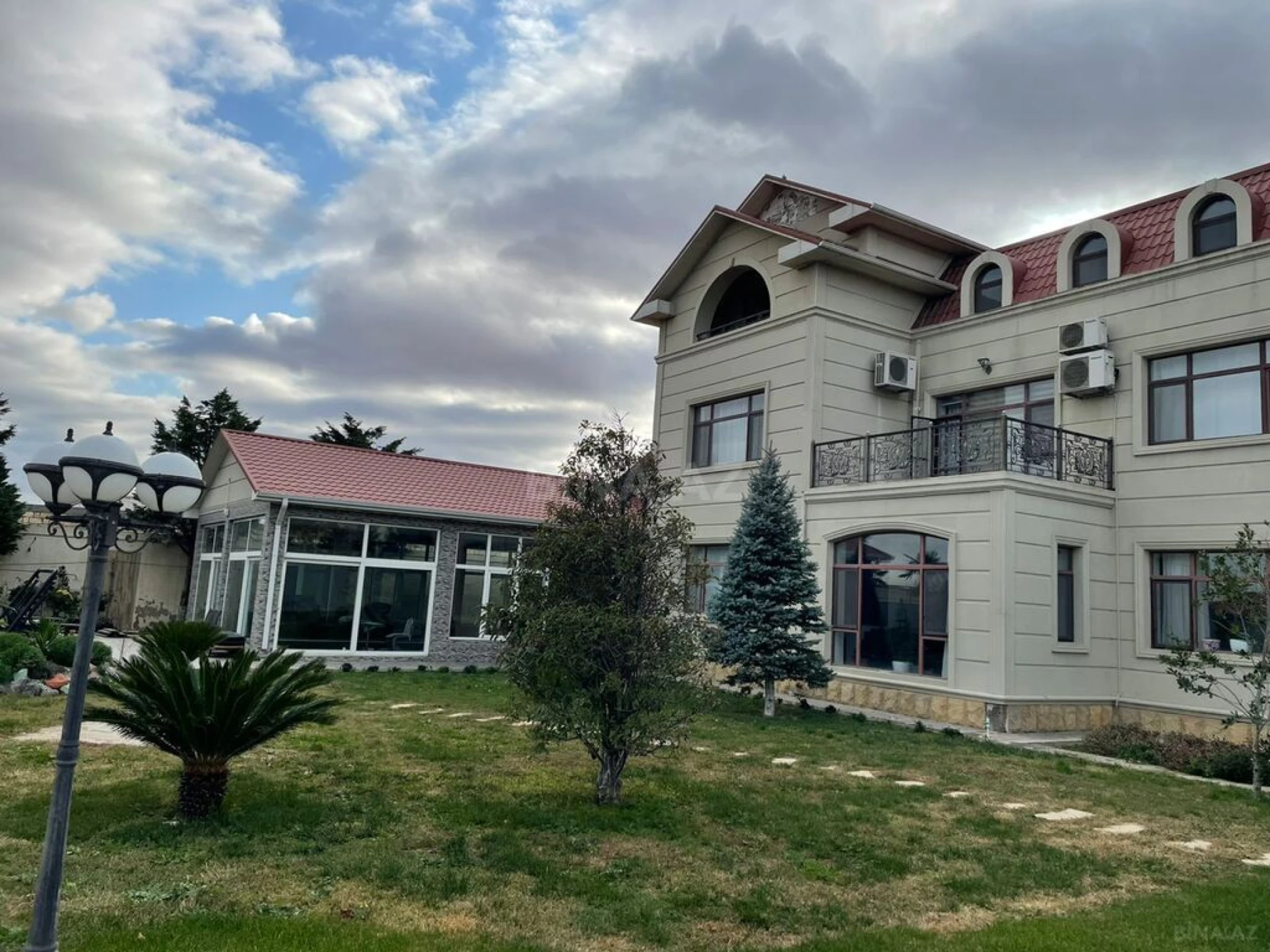 Kirayə verilir 7 otaqlı həyət evi 400 m²