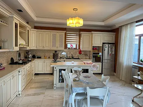 Kirayə verilir 7 otaqlı həyət evi 400 m²