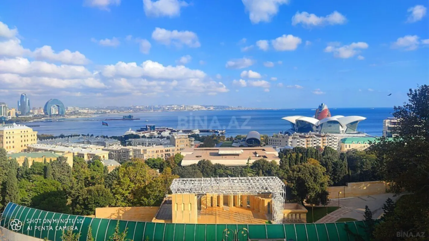 Satılır 3 otaqlı mənzil 125 m²