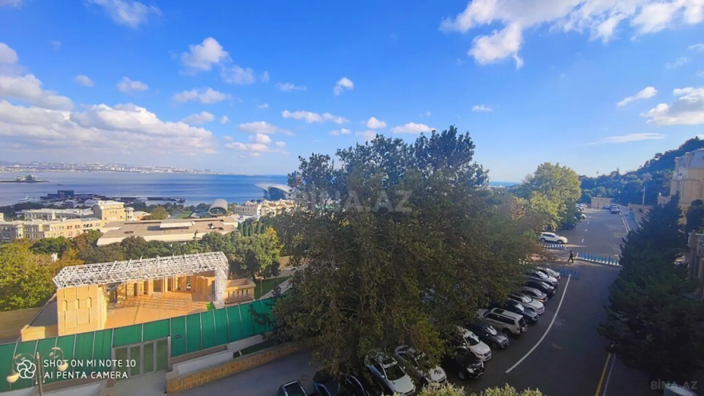 Satılır 3 otaqlı mənzil 125 m²