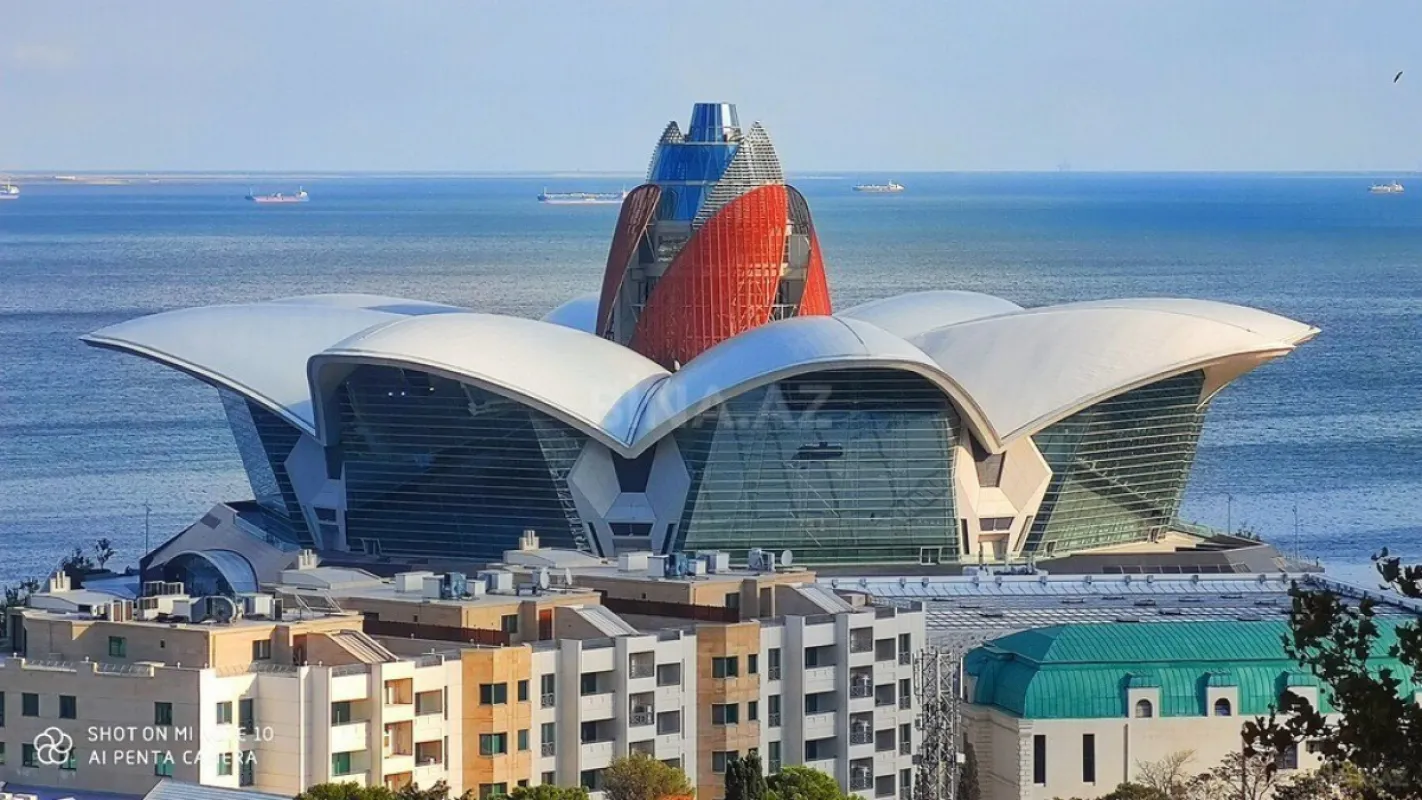 Satılır 3 otaqlı mənzil 125 m²