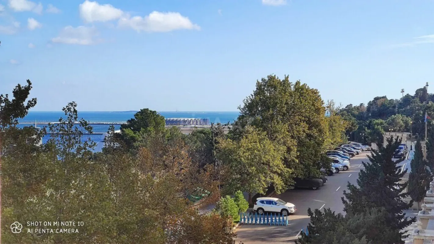 Satılır 3 otaqlı mənzil 125 m²