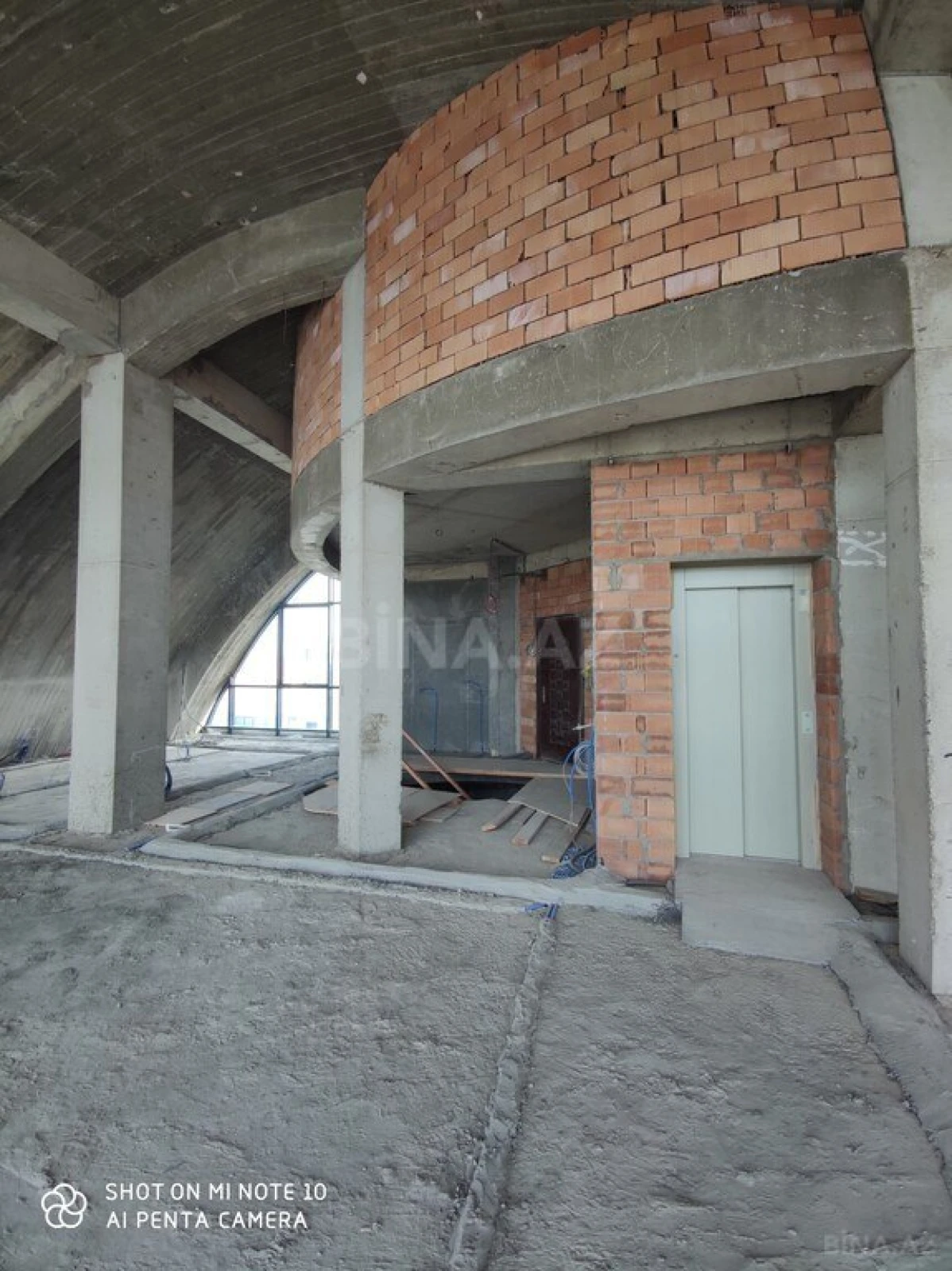 Satılır 15 otaqlı mənzil 875 m²