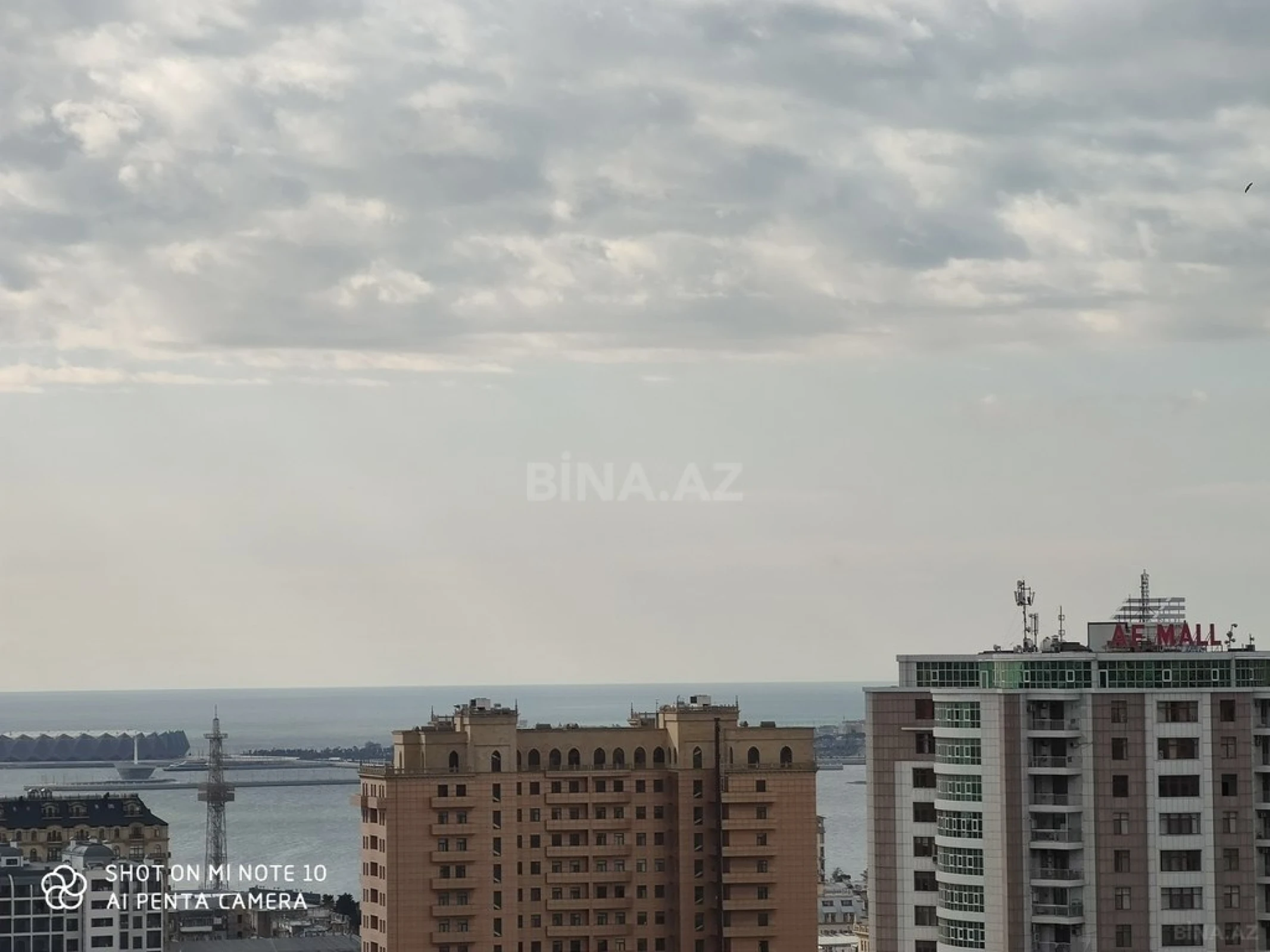 Satılır 15 otaqlı mənzil 875 m²