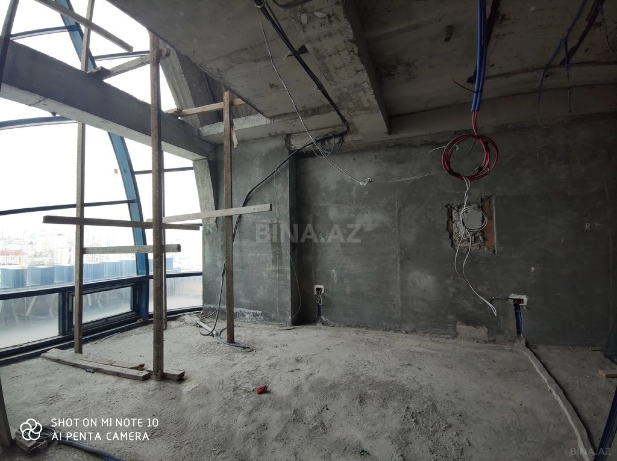 Satılır 15 otaqlı mənzil 875 m²