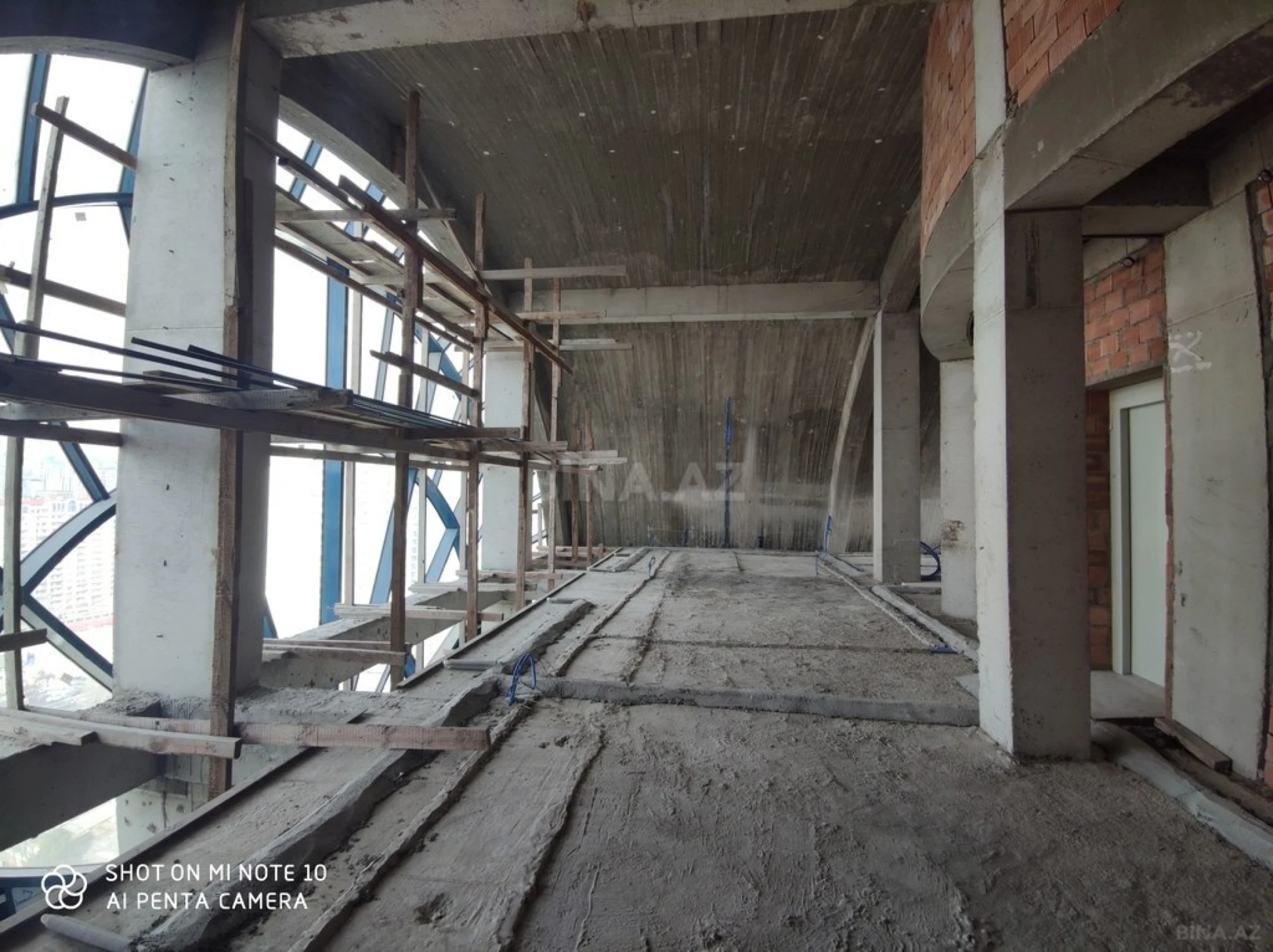 Satılır 15 otaqlı mənzil 875 m²