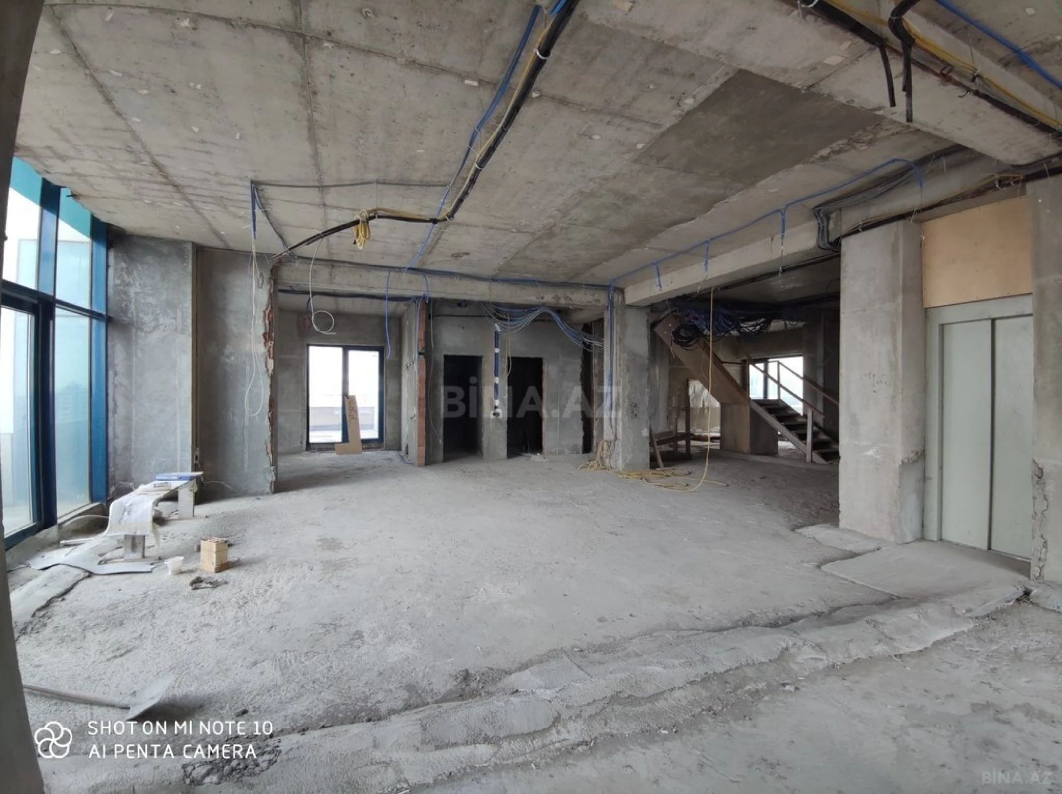 Satılır 15 otaqlı mənzil 875 m²